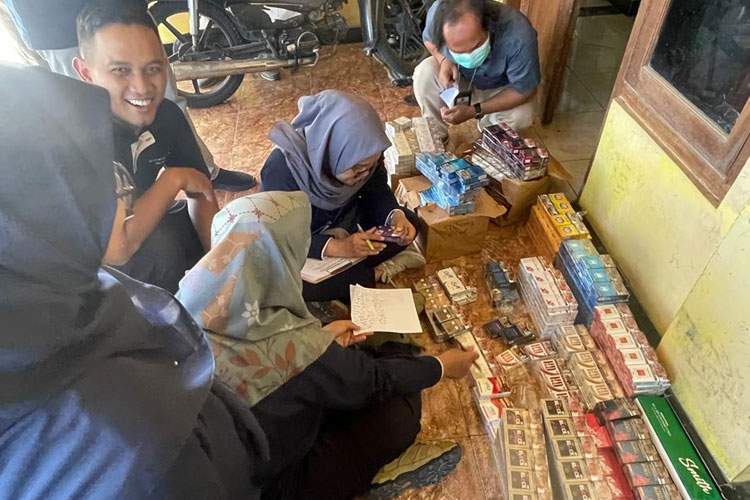 Berantas Rokok Tanpa Cukai, Petugas Gabungan Datangi Toko di Bantul