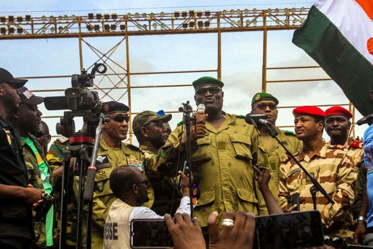 Anggota dewan militer yang melakukan kudeta di Niger saat menghadiri rapat umum di sebuah stadion di Niamey, Niger, 6 Agustus 2023  lalu. (FOTO: Al Jazeera/Reuters).