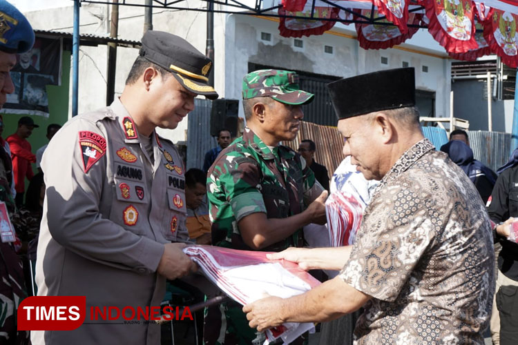 Sambut HUT&#45;78 RI, Pemkab Morotai Bagikan Gratis Ribuan Bendera Merah Putih ke Warga