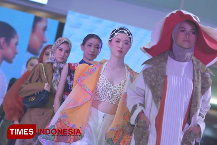 East Java Fashion Tendance Tampilkan Koleksi Desainer Papan Atas