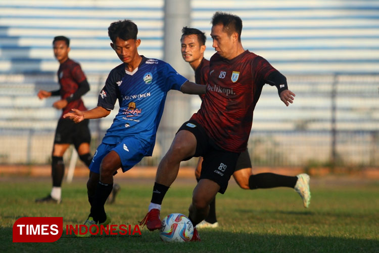 Gelandang Persela Lamongan, Lee Yu-jun, mendapat kawalan ketat dari pemain tim Porprov Lamongan, dalam latihan bersama di Stadion Surajaya, Kamis (10/8/2023). (FOTO: MFA Rohmatillah/ TIMES Indonesia)