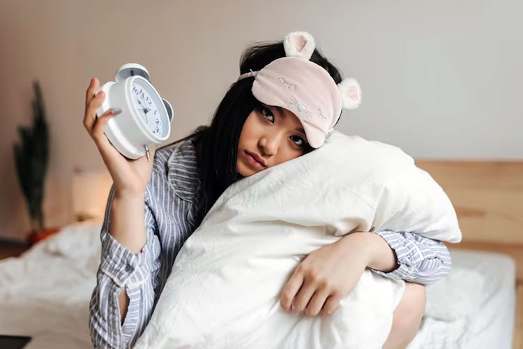 Seorang gadis terlihat kesal karena tidak bisa tidur dengan nyenyak. (Foto: Freepik) 