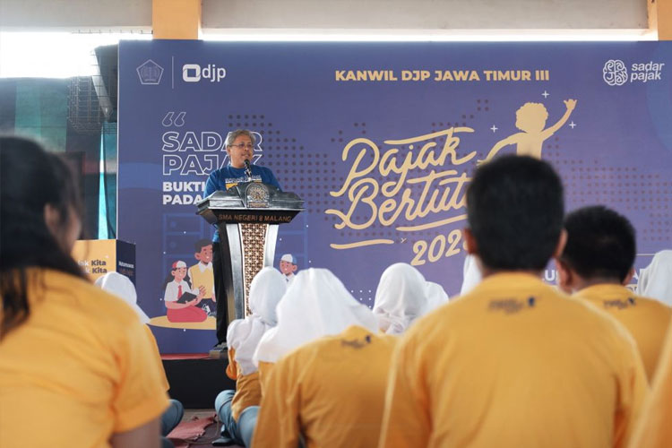 Kepala Kanwil DJP Jatim III Farid Bachtiar menyampaikan pesan pembuka kegiatan Pajak Bertutur. (FOTO: AJP TIMES Indonesia)