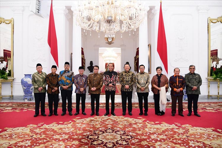 Ketua dan Wakil Ketua MPR RI berfoto bersama dengan Presiden Joko Widodo usai melakukan Rapat Konsultasi antara Pimpinan MPR RI dengan Presiden Joko Widodo, di Istana Negara, Jakarta, Rabu (9/8/23). (FOTO: dok Setpres)
