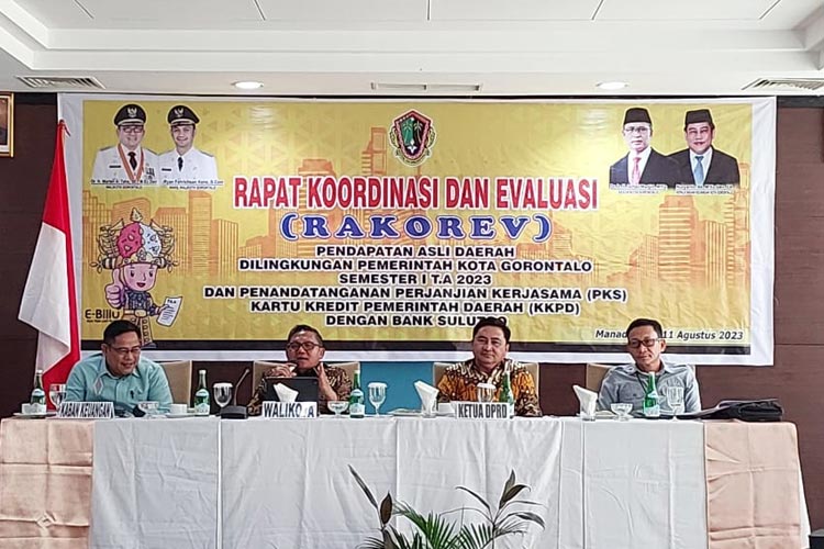 Wali Kota Gorontalo Marten Taha saat memberikan sambutan di Rakorev PAD semester 1 tahun anggaran 2023. (FOTO: Humas Pemkot Gorontalo)