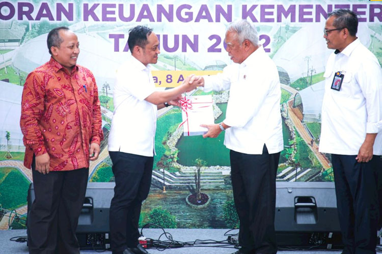 Menteri PUPR RI Basuki Hadimuljono saat menerima LHP oleh Anggota IV BPK RI Haerul Saleh di Bendungan Sukamahi, Bogor, Selasa (8/8/2023). (FOTO: Biro Komunikasi Publik Kementerian PUPR RI)