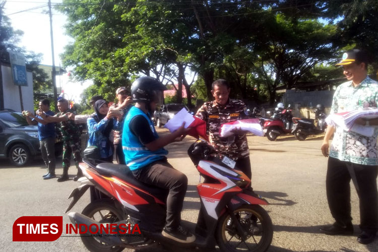 Pembagian-bendera-merah-putih.jpg