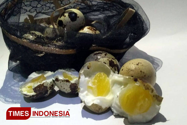 Kemasan produk telur asin puyuh, hasil tangan warga Dusun Lateng, Desa Gladag, Kecamatan Rogojampi, Banyuwangi, Jawa Timur,  Siti Yulaika (55). (FOTO : Anggara Cahya /TIMES Indonesia)