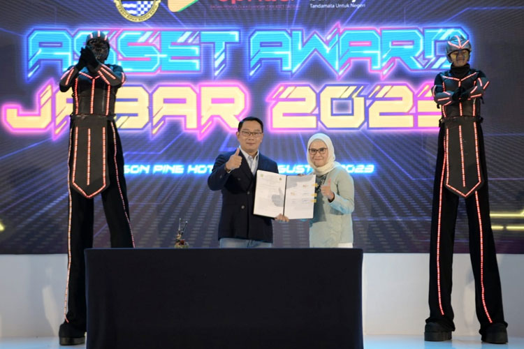Gubernur Jawa Barat, Ridwan  Kamil memberikan sambutan pada acara Aset Award di Mason Pine Kota Baru Parahyangan. (Foto: Dok. Humas Jabar)
