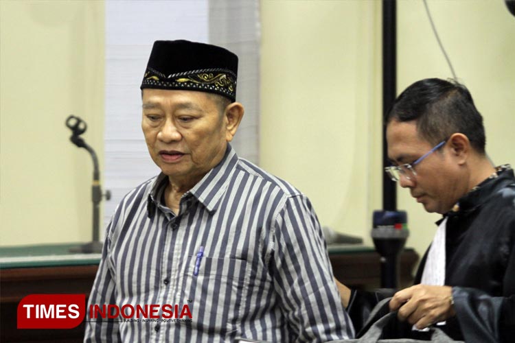 Mantan Bupati Sidoarjo, H Saiful Ilah menjalani sidang perdana di Pengadilan Tindak Pidana Korupsi (Tipikor) Surabaya di Jalan Raya Juanda, Sidoarjo (FOTO: Arkhana by TIMES Indonesia)