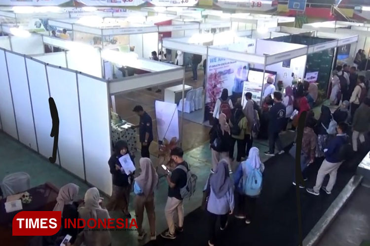 Pencari Kerja Berburu Lowongan di Banyuwangi Job Fair 2023