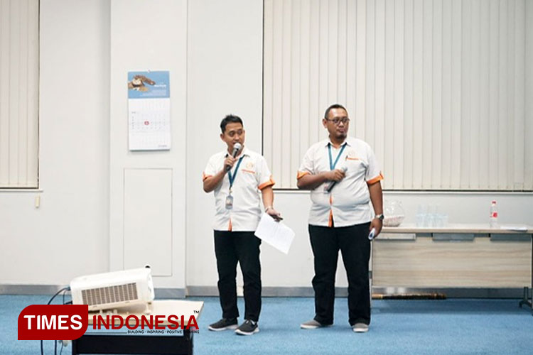 Tomy Bagus Setiawan dan Bagus Mahardika Farid Kesid saat melakukan sesi presentasi. (Foto: Dok. Pribadi/TIMES INDONESIA)