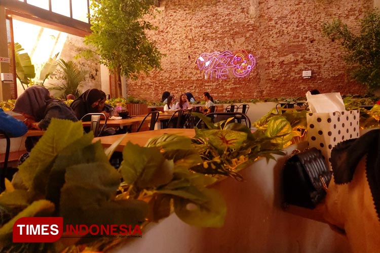 Suasana di Cafe Wizz Mie Malang saat makan siang. (Foto: Khodijah Siti/TIMES Indonesia)