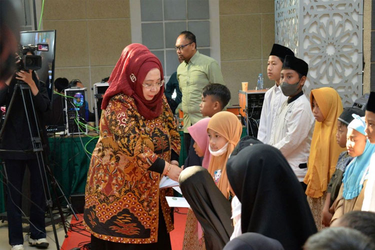 Tasyakuran FEB Unisma Malang, Rektor Serahkan Sertifikat Akreditasi Internasional FIBAA pada Prodi Manajemen dan Akuntansi