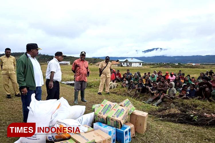 Warga Papua yang terdampak kekeringan dan kelaparan, mendapatkan bantuan dari Kapolri. (FOTO, dok Humas Polri for TIMES Imdonesia)