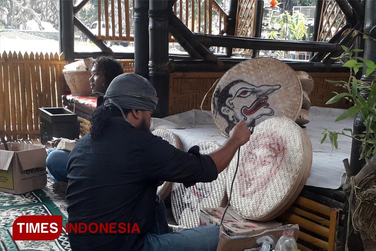Pelukis Asal Malang Gunakan Tampah sebagai Media Lukis