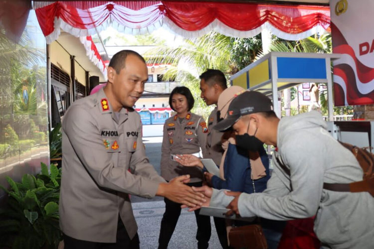 Polres Malang Berikan Bantuan Peralatan Usaha bagi Keluarga Korban Tragedi Kanjuruhan