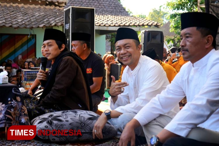 Wabup Blitar Ngaji Bareng Gus Iqdam, Ustad Kekinian yang Sedang Populer