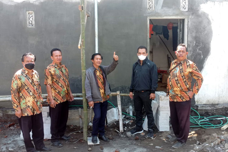 Hari Supriyanto bersama petugas PDAM lainnya usai melakukan pengecekan pembangunan terminal air bersih di Sukapura. (Foto: Hari Supriyanto for TIMES Indonesia)