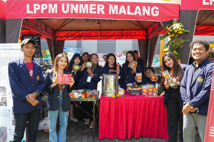Mahasiswa UNMER Malang membantu mempromosikan dan menjual produk salah satu UMKM binaan. (FOTO: AJP TIMES Indonesia)