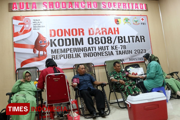 Menyambut peringatan HUT ke 78 Kemerdekaan Republik Indonesia Tahun 2023 Kodim 0808 Blitar gelar donor darah (Foto : Nur Al Ana/TIMES Indonesia)