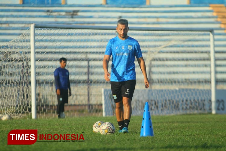 Gelandang Persela Lamongan, Matt Lagos, saat berlatih di Stadion Surajaya Lamongan. (FOTO: MFA Rohmatillah/ TIMES Indonesia)