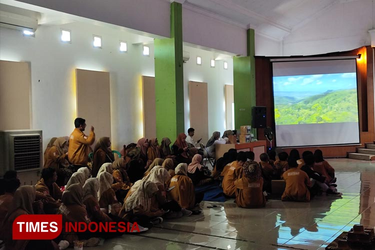 Mahasiswa KKN-T 2023 Unira Malang menyaksikan video sinematik desa, Kamis (10/8/2023). (FOTO: I Made Iswara/TIMES Indonesia)