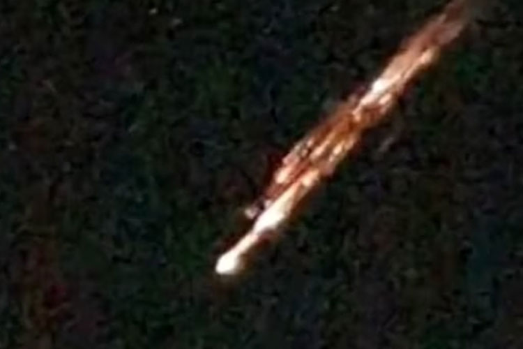 Banyak orang melihat seperti komet yang terbakar ditengah malam di langit Melbourne, Australia.(FOTO: Daily Mail)