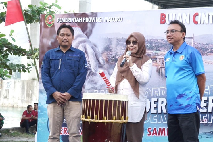 Dinas Kelautan dan Perikanan Maluku Gelar Beach and Underwater Cleanup di Poka Pantai