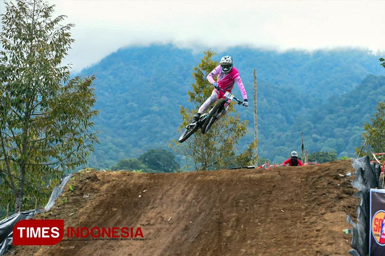 Aksi salah satu pembalap downhill dalam Banyuwangi Ijen Geopark Downhill 2023. (FOTO: Humas Pemkab Banyuwangi for TIMES Indonesia)