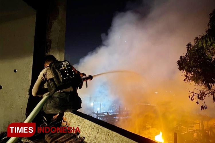 Petugas berupaya memadamkan api di gudang pabrik egg tray yang terbakar hebat di Kota Blitar (Foto : Nur Al Ana/TIMES Indonesia)