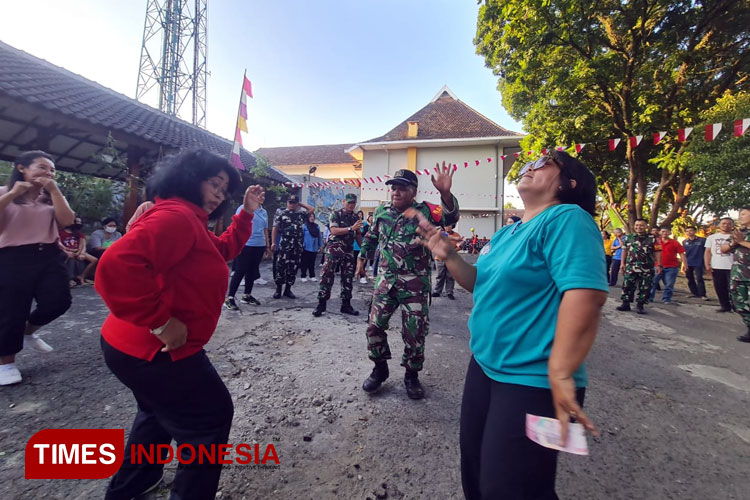 Lomba joget kebersamaan yang diikuti oleh TNI- Polri dan Warga sekitar GKJW. Sabtu 12/8/2023. (Foto: Tria Adha/TIMES Indonesia)