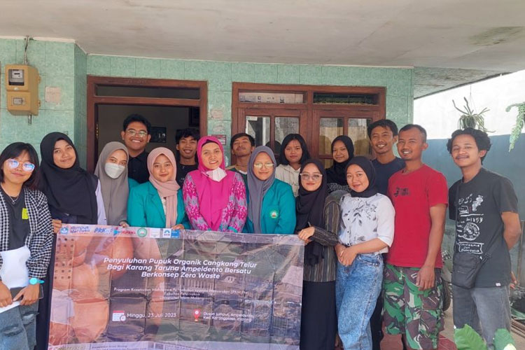 Tim PKM-PM Unisma Malang bersama karang taruna Ampeldento Bersatu, Desa Ampeldento. (FOTO: AJP TIMES Indonesia)