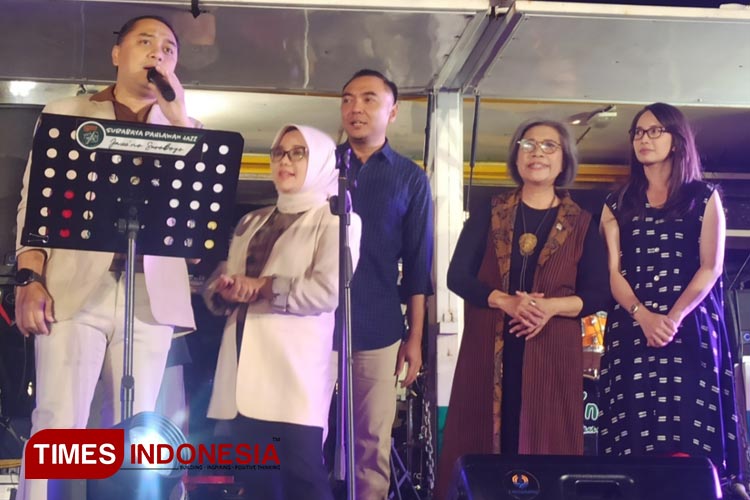 Wali Kota Surabaya Eri Cahyadi saat menyumbangkan suara emas di Caravan Jazz Fiesta, Jumat (11/8/2023).(Foto : Lely Yuana/TIMES Indonesia)