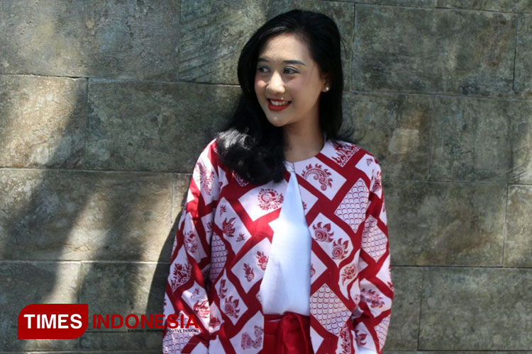 Seorang model mengenakan batik Jagad Merah Putih. (Foto: Yobby/TIMES Indonesia)