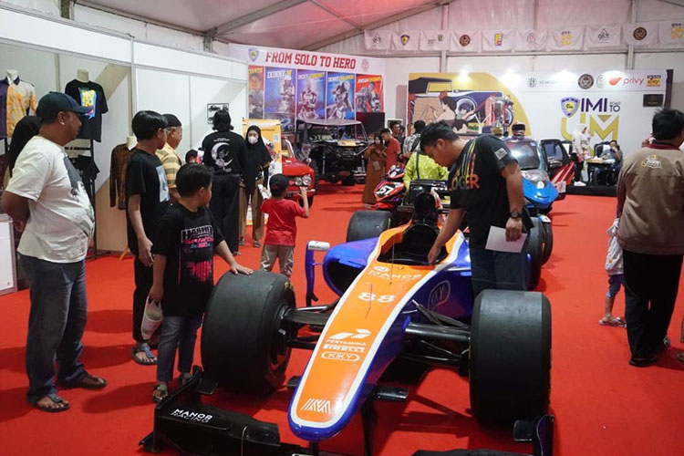 Mobil balap Rio Haryanto saat berlaga di ajang Formula 1 dipamerkan saat acara IMI Road to UMKM yang berlangsung pada 10-13 Agustus di Pura Mangkunegaran Solo Jawa Tengah.(foto: IMI)