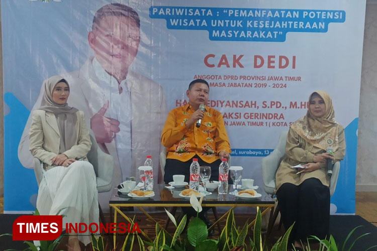 Wakil DPD Gerindra Jatim Hadi Dediansyah atau Cak Dedi saat diskusi bersama masyarakat di Gold Vitel Surabaya, Minggu (13/8/2023). (Foto: Lely Yuana/TIMES Surabaya)
