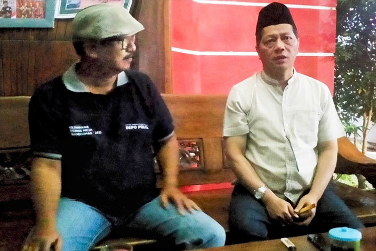 Wakil ketua 1 Bidang organisasi dan hukum KONI Banyumas (memakai peci) dan Iksanto. (FOTO: Iksanto For TIMES Indonesia)