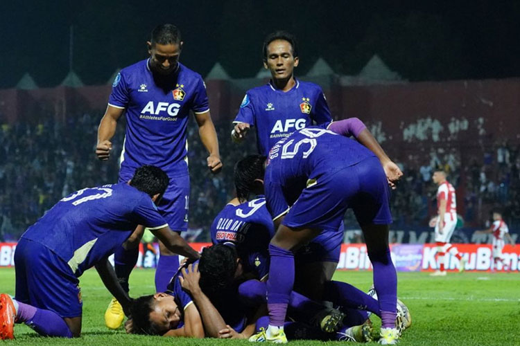 Para pemain Persik saat merayakan gol dalam laga melawan Persis Solo (Foto: Dok Persik) 