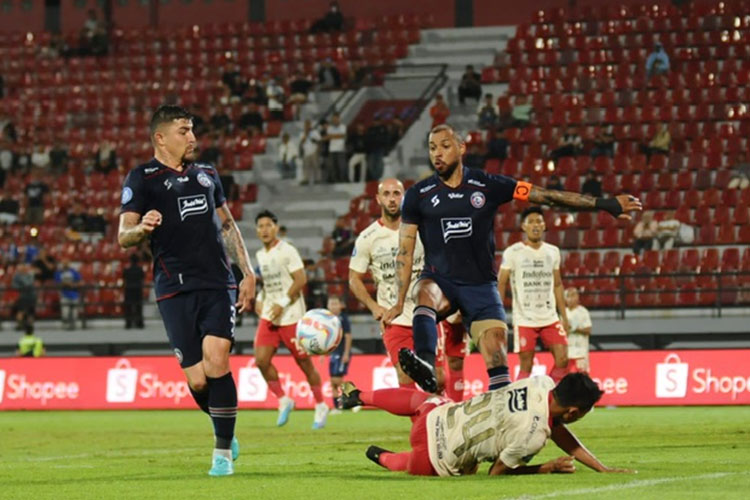 Para pemain Arema FC saat berebut bola dengan tim lawan. (Foto: Dok. Arema FC for TIMES Indonesia)