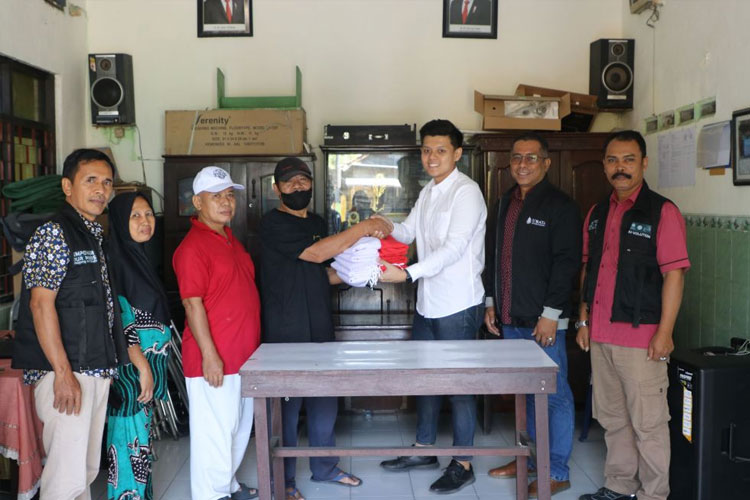 Meriahkan HUT RI ke&#45;78, Ubaya Bagikan Ratusan Bendera Merah Putih ke Warga Sekitar