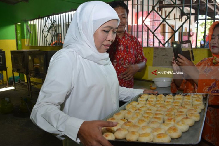 Gubernur Jawa Timur Khofifah Indar Parawansa membawa nampan pia saat mengunjungi sentra pia di Kampung Pia, Gempol, Kabupaten Pasuruan. (foto: antara jatim) 