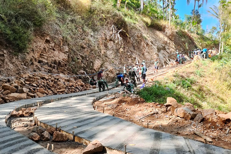 Bangun Jalan Penghubung Pacitan-Ponorogo, TMMD ke-117 Tekan Inflasi dari Hulu
