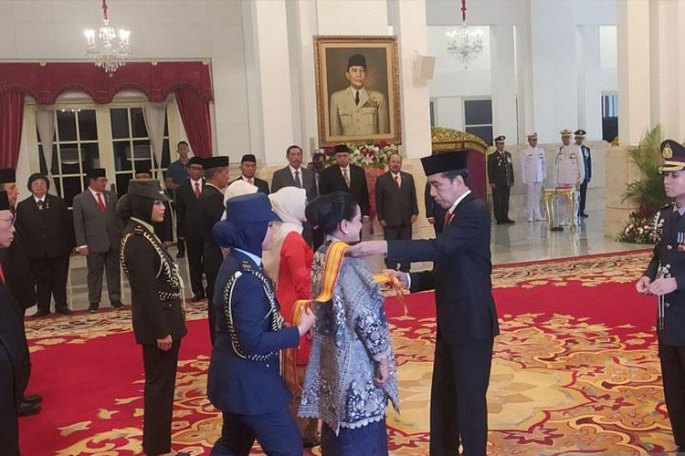 Presiden Jokowi menganugerahkan Tanda Kehormatan Bintang Republik Indonesia Adipradana kepada Iriana Jokowi, dan tanda kehormatan dan lainnya kepada sejumlah tokoh di Istana Negara, Jakarta, Senin (14/8/2023). (FOTO: ANTARA/Indra Arief Pribadi)