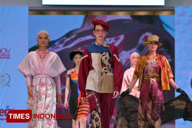 Model menampilkan koleksi busana Ura by Aura Afilia dalam panggung East Java Fashion Tendance di Grand City Surabaya, Senin (14/8/2023). (FOTO: Lely Yuana/TIMES Indonesia)