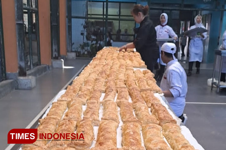 Apel Strudel Pencetak Rekor MURI Sepanjang 780 Meter Hanya Dibuat dalam Waktu yang Singkat
