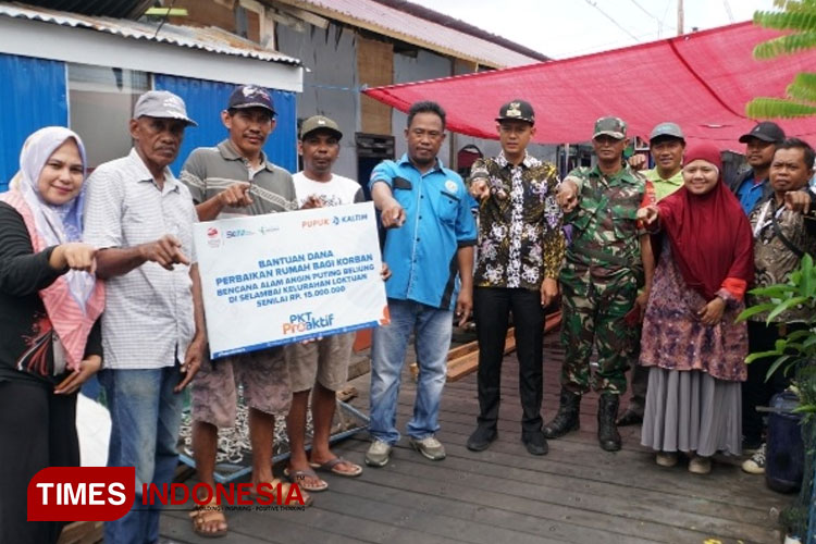 AVP Pembangunan Ekonomi TJSL Pupuk Kaltim Irma Safni menyerahkan bantuan Pupuk Kaltim kepada korban Puting beliung ( Foto: Kusnadi/TIMES Indonesia) 