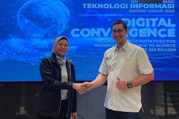 Direktur Bisnis Metranet Faisal Yusuf (kanan) dan Direktur Supply Chain Management dan Teknologi Informasi ID Food Bernadetta Raras (kiri) usai penandatanganan kerja sama strategis penyediaan marketplace pangan B2B market.idfood.co.id. di Jakarta, beberap