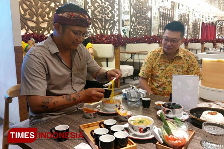 Pengunjung menikmati menu unik di Kollabora Coffee Geek & Workspace Surabaya edisi HUT Kemerdekaan, Selasa (15/8/2023). (FOTO: Lely Yuana/TIMES Indonesia)