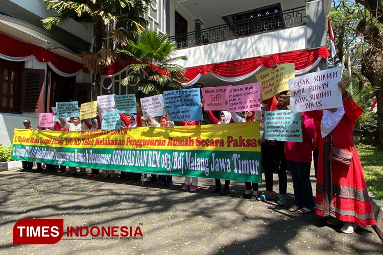 Warga Malang saat protes ke DPRD Kota Malang soal pengosongan rumahnya oleh KOREM 083 Bdj. (Foto: Rizky Kurniawan Pratama/TIMES Indonesia).